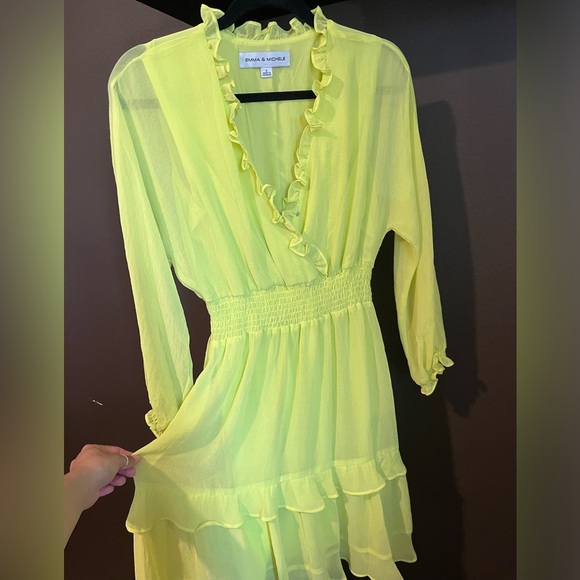 Lime green dress so pretty and flowy - Picture 2 of 5